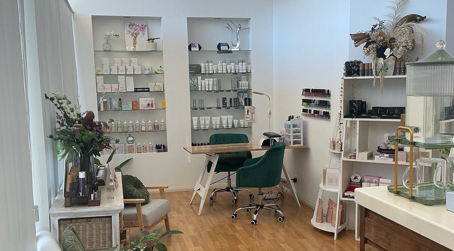 Skin & Tonic Merimbula showcases a stylish beauty room in Merimbula, New South Wales, AU with elegant decor.
