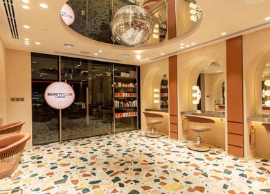 Stylish salon interior at Beauty Club London in دبي, دبي, AE with chic decor and warm lighting.