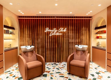 Luxurious interior of Beauty Club London salon in دبي, دبي, AE with stylish hair washing stations.