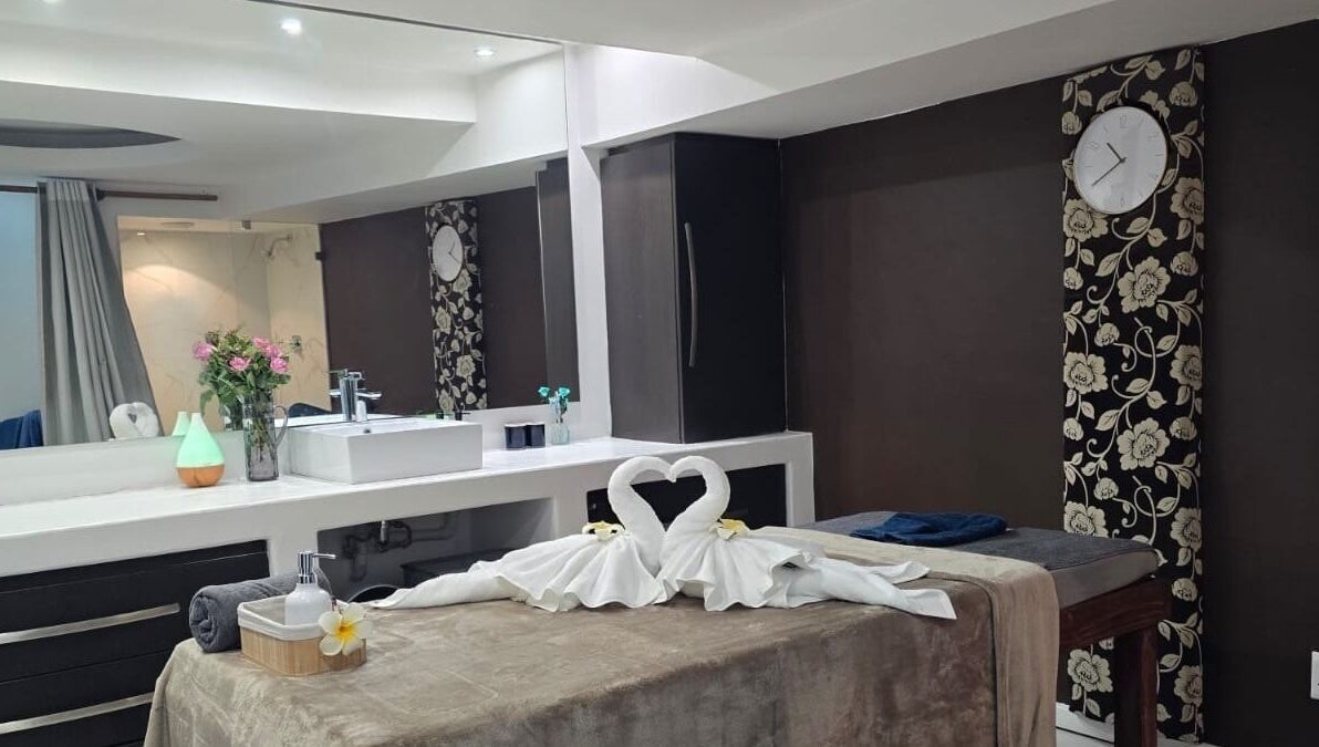 ห้องสปาหรูหรา PADEE THAI SPA ที่ Cape Town, Western Cape, ZA กับผ้าขนหนูรูปหงส์และดอกไม้