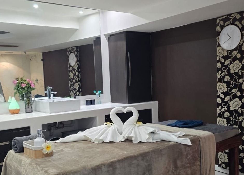 ห้องสปาหรูหรา PADEE THAI SPA ที่ Cape Town, Western Cape, ZA กับผ้าขนหนูรูปหงส์และดอกไม้