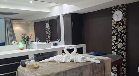 ห้องสปาหรูหรา PADEE THAI SPA ที่ Cape Town, Western Cape, ZA กับผ้าขนหนูรูปหงส์และดอกไม้