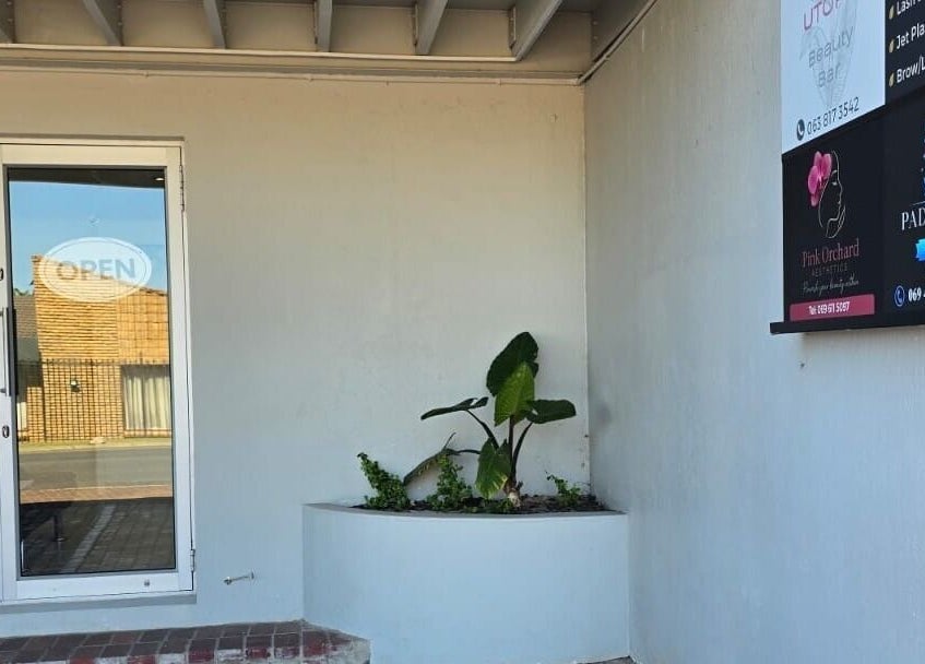 ป้าย PADEE THAI SPA ที่ Cape Town, Western Cape, ZA แต่งด้วยต้นไม้น่ารัก