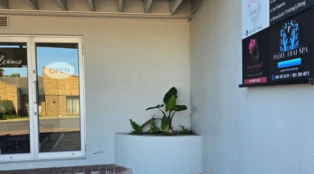 ป้าย PADEE THAI SPA ที่ Cape Town, Western Cape, ZA แต่งด้วยต้นไม้น่ารัก