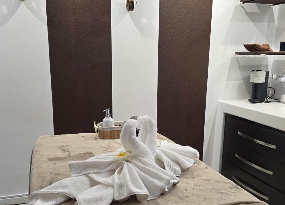 โต๊ะนวดหรูหราที่ PADEE THAI SPA ใน Cape Town, Western Cape, ZA พร้อมผ้าขนหนูรูปหงส์