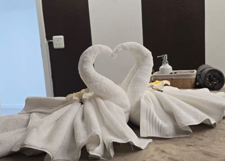 การตกแต่งผ้าเป็นรูปหงส์ที่ PADEE THAI SPA, Cape Town, Western Cape, ZA