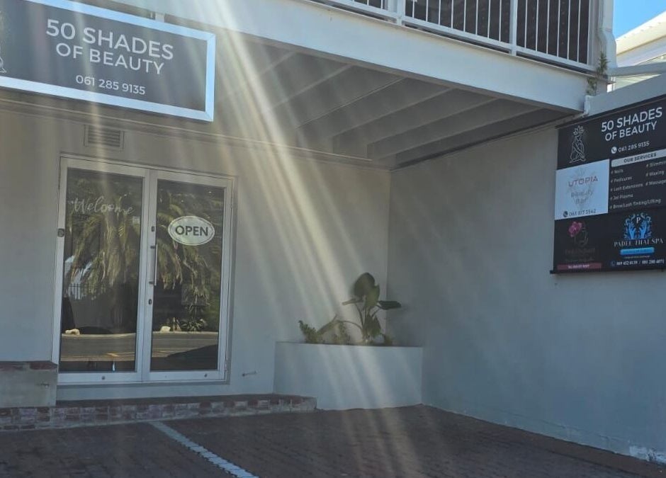 ทางเข้าของ PADEE THAI SPA ใน Cape Town, Western Cape, ZA ประดับด้วยต้นไม้และป้ายต้อนรับ