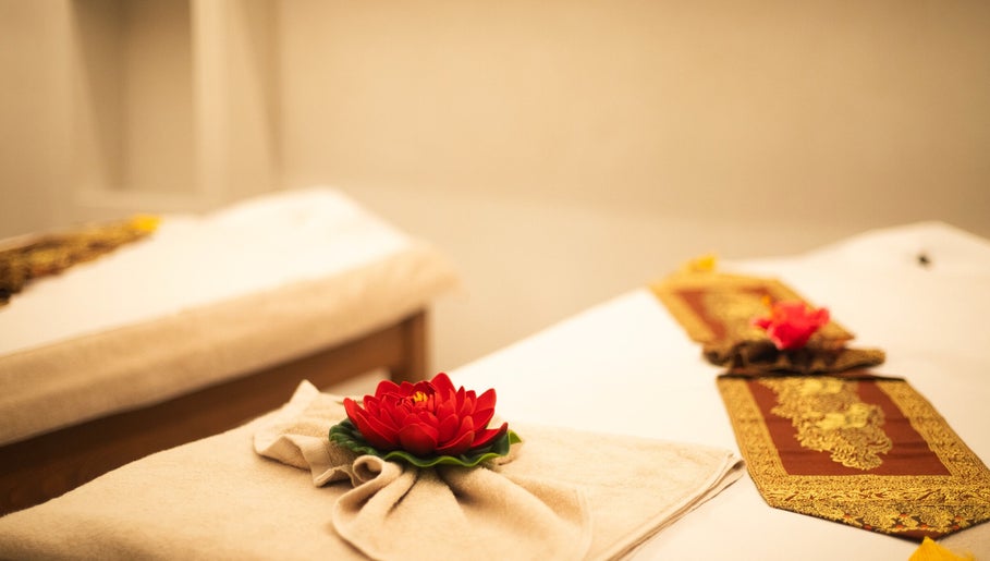 Massage relaxant avec lotus au cœur de Wat&Sens Paris 17, Paris, Île-de-France, FR.