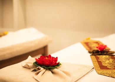 Massage relaxant avec lotus au cœur de Wat&Sens Paris 17, Paris, Île-de-France, FR.