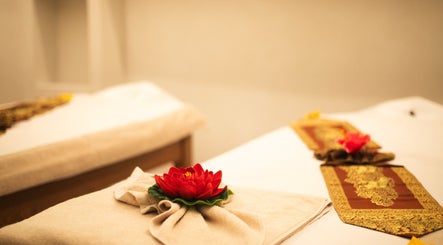 Massage relaxant avec lotus au cœur de Wat&Sens Paris 17, Paris, Île-de-France, FR.
