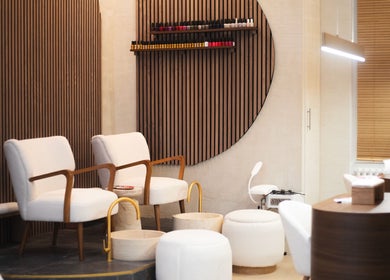 Intérieur moderne de Wat&Sens Paris 17, lieu de bien-être à Paris, Île-de-france, FR, avec fauteuils confortables.