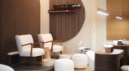 Intérieur moderne de Wat&Sens Paris 17, lieu de bien-être à Paris, Île-de-france, FR, avec fauteuils confortables.