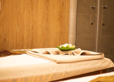 Table de massage élégante à Wat&Sens Paris 17, Paris, Île-de-France, FR.