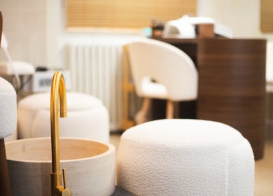 Intérieur paisible du spa Wat&Sens Paris 17 avec mobilier élégant et lavabo doré. Paris, Île-de-France, FR.