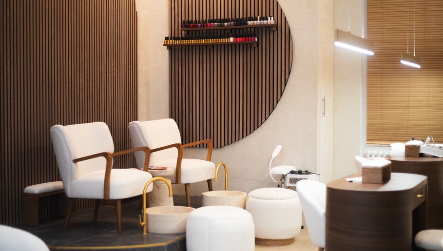 Espace détente élégant à Wat&Sens Paris 17, Paris, Île-de-France, FR, avec fauteuils modernes et décor en bois.