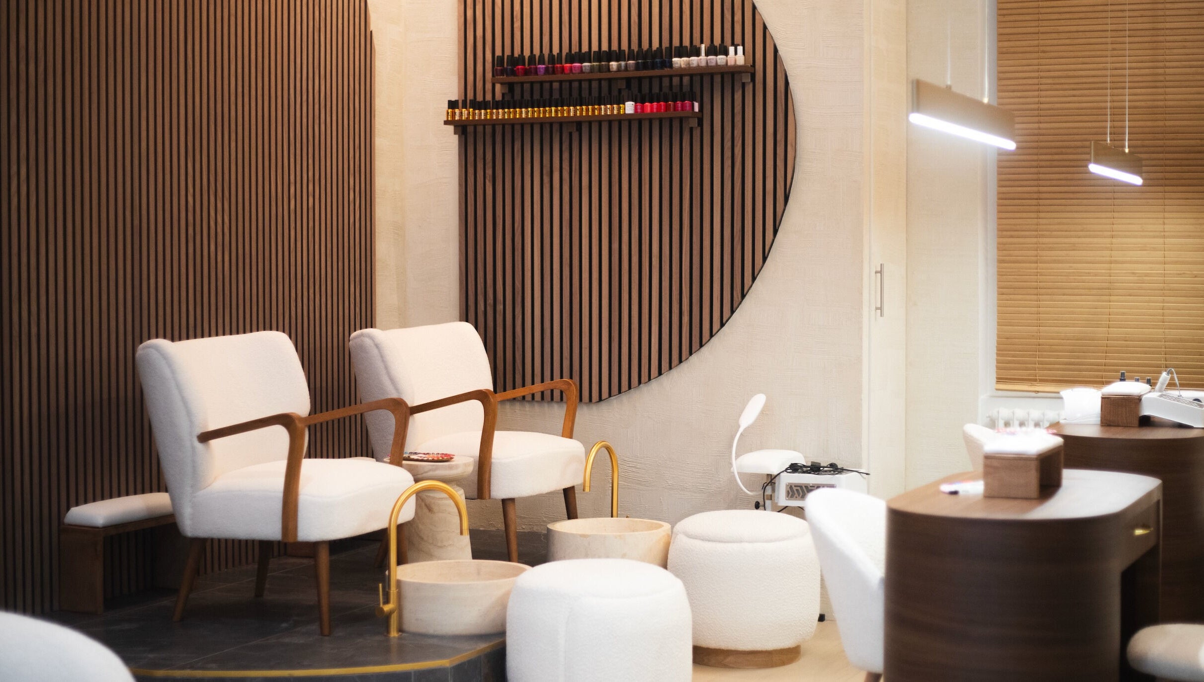 Espace détente élégant à Wat&Sens Paris 17, Paris, Île-de-France, FR, avec fauteuils modernes et décor en bois.