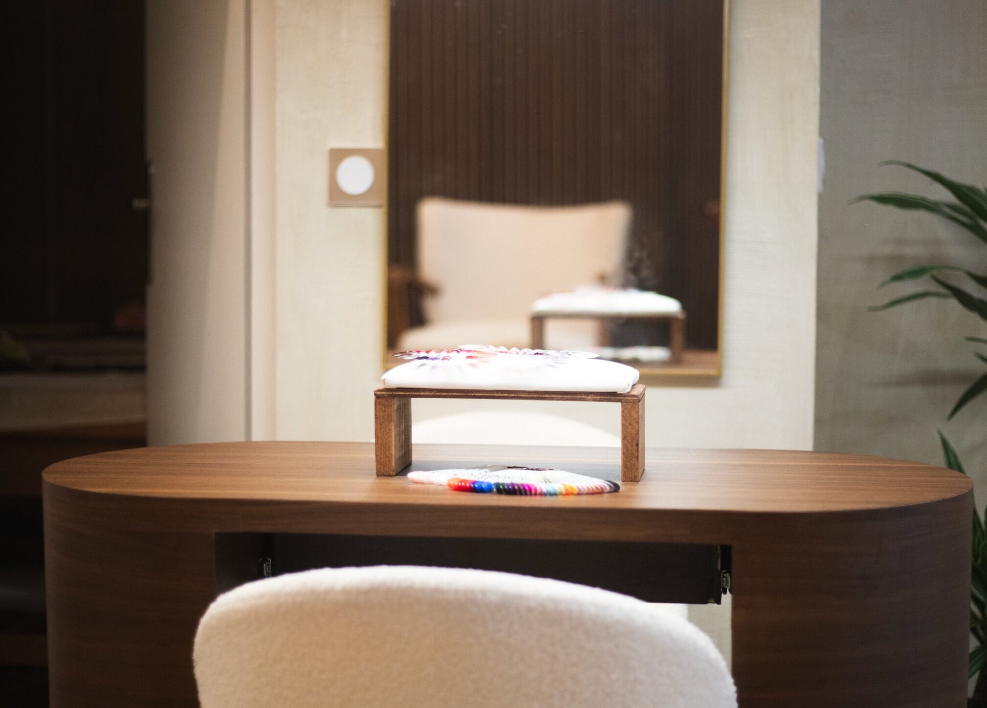 Table de soin élégante chez Wat&Sens Paris 17, Paris, Île-de-France, FR, avec miroir et plante.