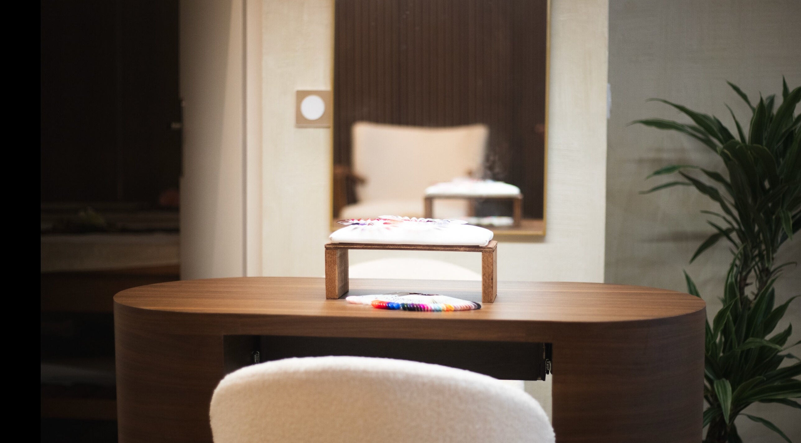 Table de soin élégante chez Wat&Sens Paris 17, Paris, Île-de-France, FR, avec miroir et plante.