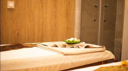 Table de massage élégante chez Wat&Sens Paris 17, Paris, Île-de-France, FR, idéale pour la détente.