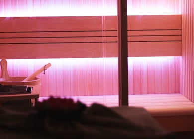 Sauna relaxant au Wat&Sens Paris 17, Paris, Île-de-France, FR, illuminé d'une douce lumière rose.