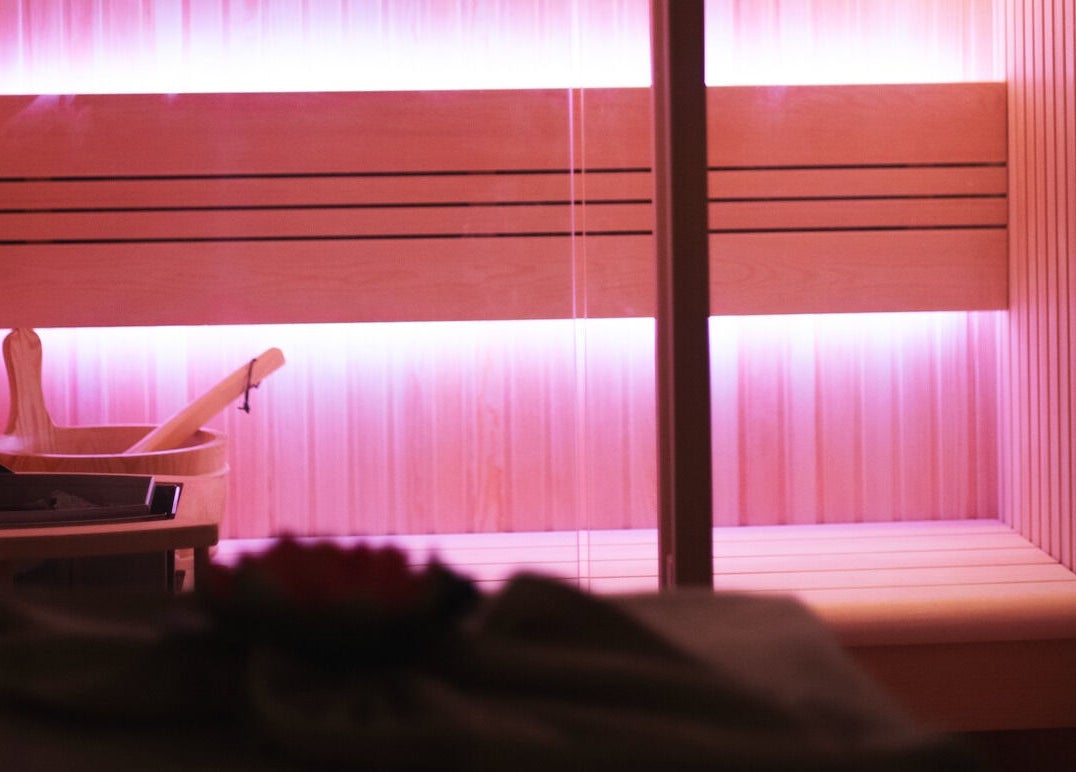 Sauna relaxant au Wat&Sens Paris 17, Paris, Île-de-France, FR, illuminé d'une douce lumière rose.