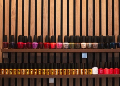 Collection de vernis chez Wat&Sens Paris 17, Paris, Île-de-France, FR, sur fond en bois.
