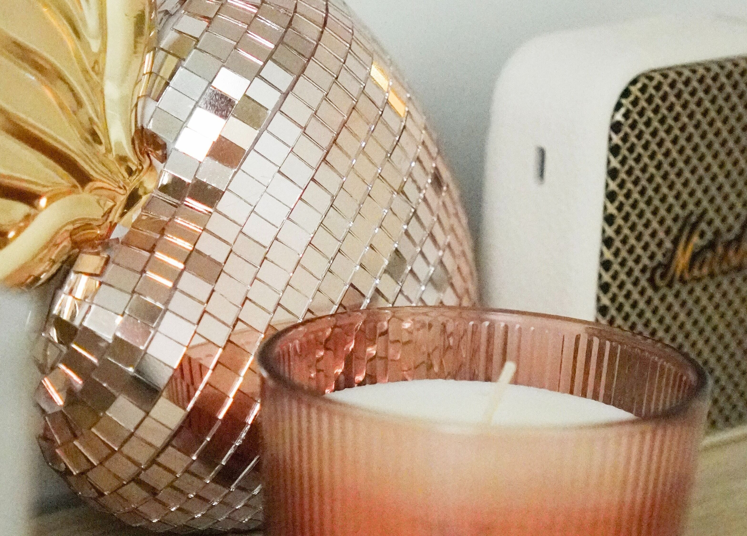 Décoration élégante chez Le soin par Alexia à Pau, Nouvelle-aquitaine, FR, avec cœur doré et bougie apaisante.