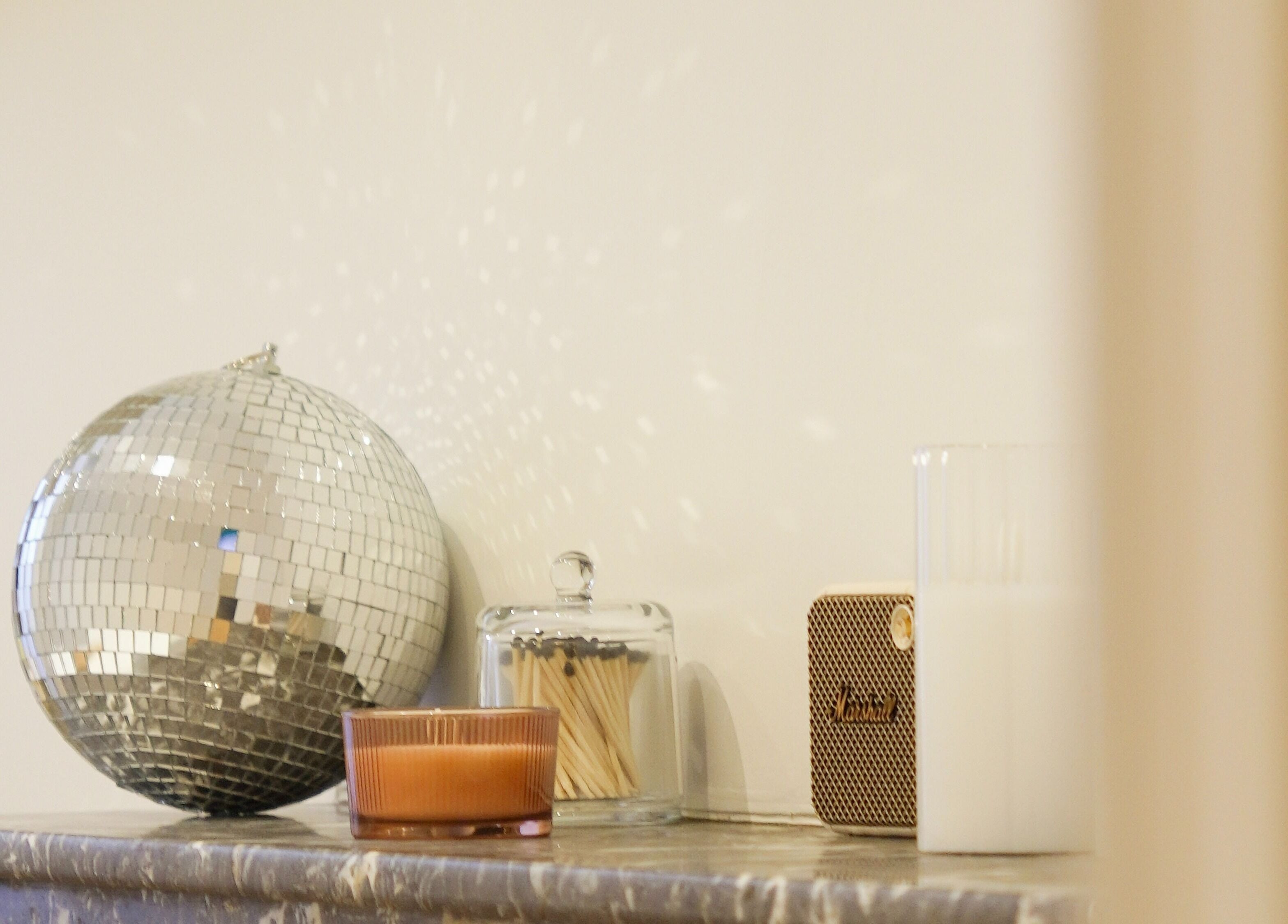 Décor paisible avec boule à facettes chez Le soin par Alexia, Pau, Nouvelle-Aquitaine, FR.