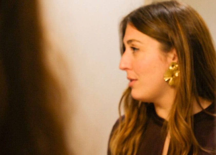 Client détendue chez Le soin par Alexia à Pau, Nouvelle-Aquitaine, FR. Présentation de la sérénité et du style.