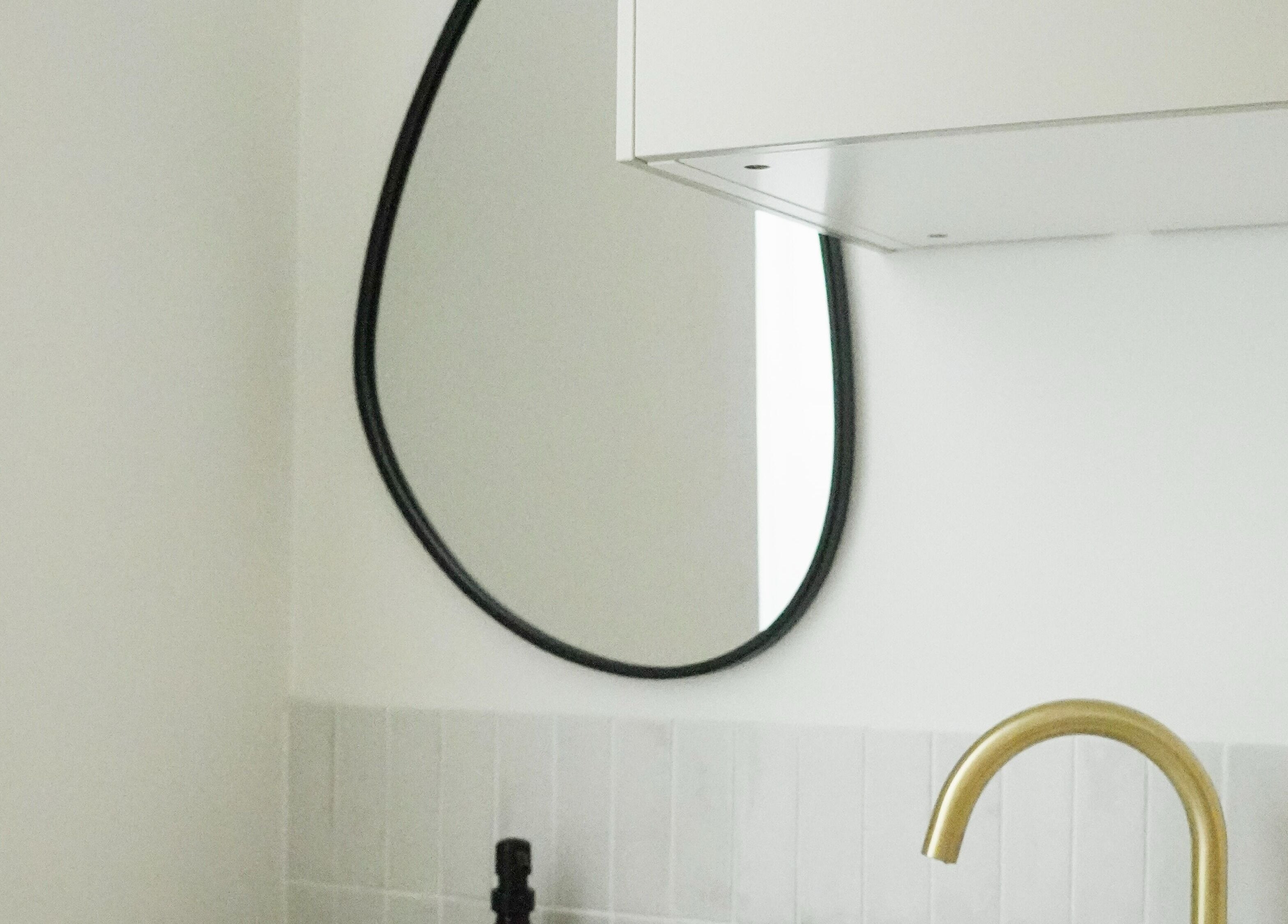 Lavabo moderne avec robinet doré à Le soin par Alexia, Pau, Nouvelle-Aquitaine, FR.