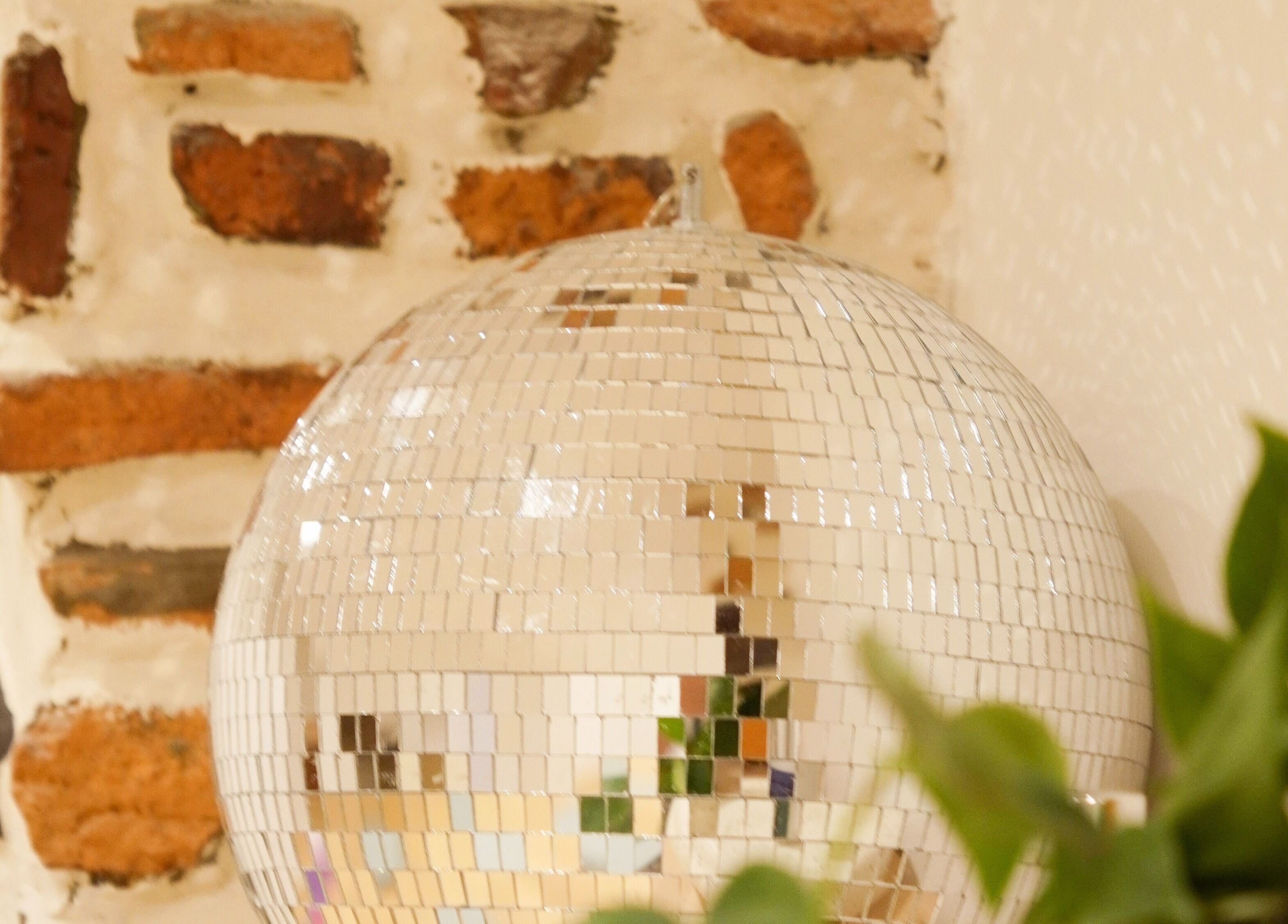 Boule à facettes chez Le soin par Alexia à Pau, Nouvelle-Aquitaine, FR pour une ambiance chic.