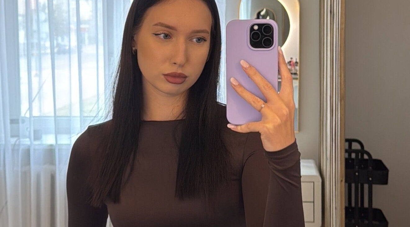 Клиент в Linushka Beauty Studio в Jelgava, LV делает селфи в зеркале.