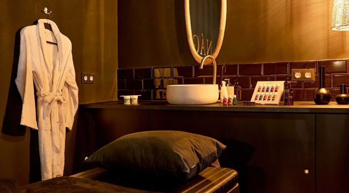 Sala de relajación en Nágar, Tetuán, Comunidad De Madrid, ES con espejo moderno y bata.