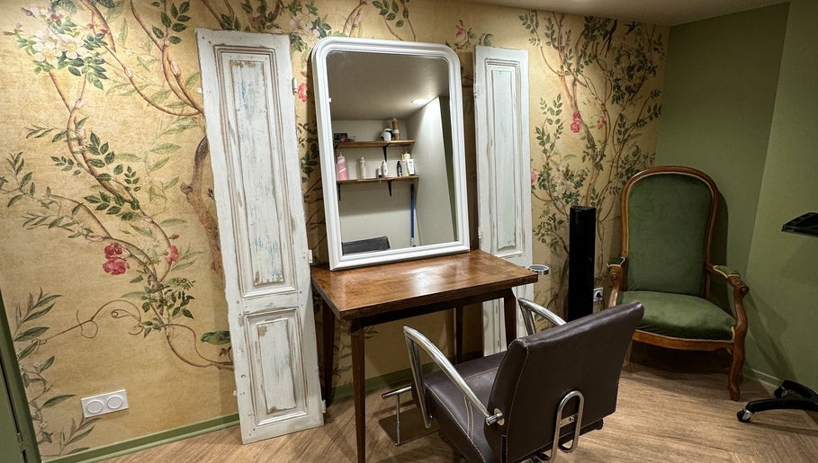 Espace coiffure vintage chez Sarah Pavlovski NANTES, Nantes, Pays De La Loire, FR, avec fauteuil et miroir élégant.