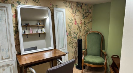 Cadre élégant chez Sarah Pavlovski NANTES à Nantes, Pays De La Loire, FR, mettant en valeur un design intérieur raffiné.