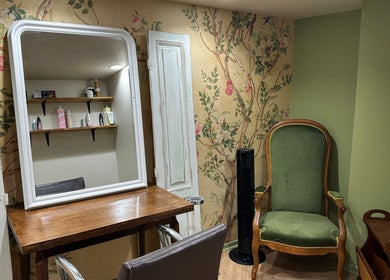 Coin beauté vintage chez Sarah Pavlovski NANTES, Nantes, Pays De La Loire, FR, avec chaise verte et miroir élégant.