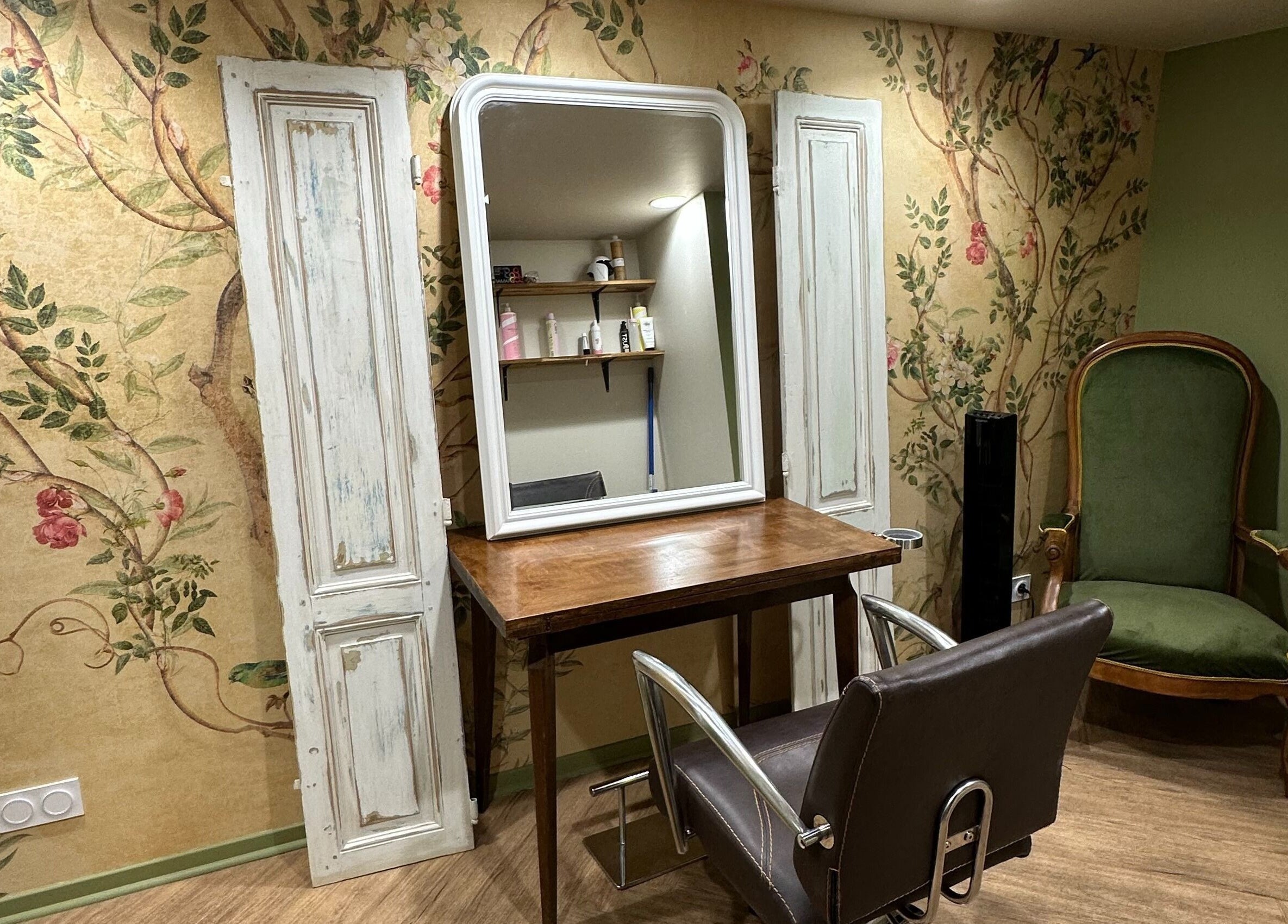 Intérieur chic chez Sarah Pavlovski NANTES, Nantes, Pays De La Loire, FR. Étagère, miroir et mur fleuri.