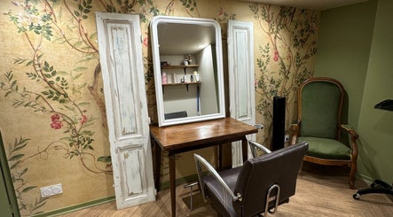 Intérieur chic chez Sarah Pavlovski NANTES, Nantes, Pays De La Loire, FR. Étagère, miroir et mur fleuri.