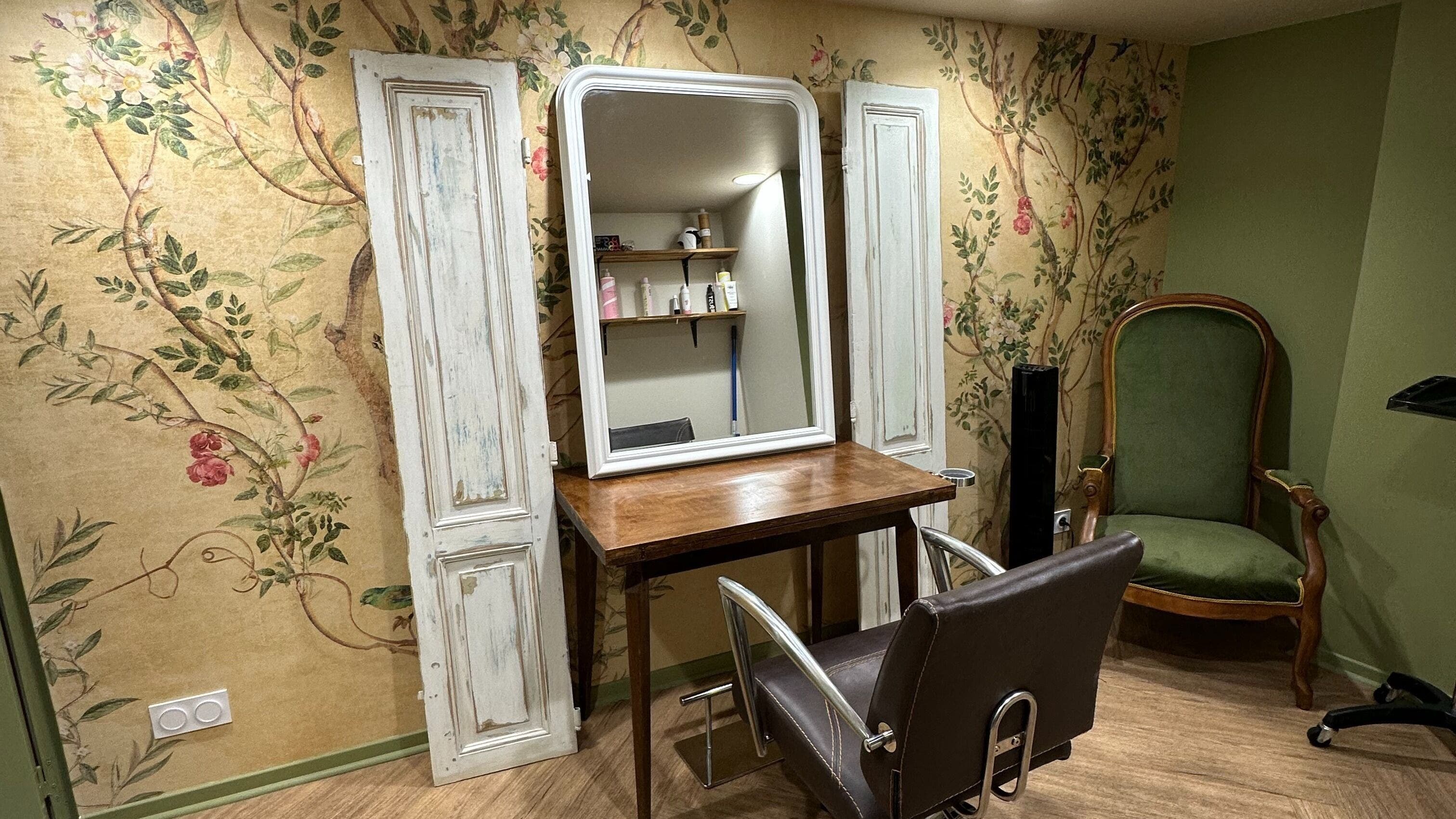 Intérieur chic chez Sarah Pavlovski NANTES, Nantes, Pays De La Loire, FR. Étagère, miroir et mur fleuri.