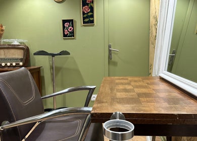 Intérieur chic chez Sarah Pavlovski NANTES, Nantes, Pays De La Loire, FR avec déco rétro et fauteuil élégant.