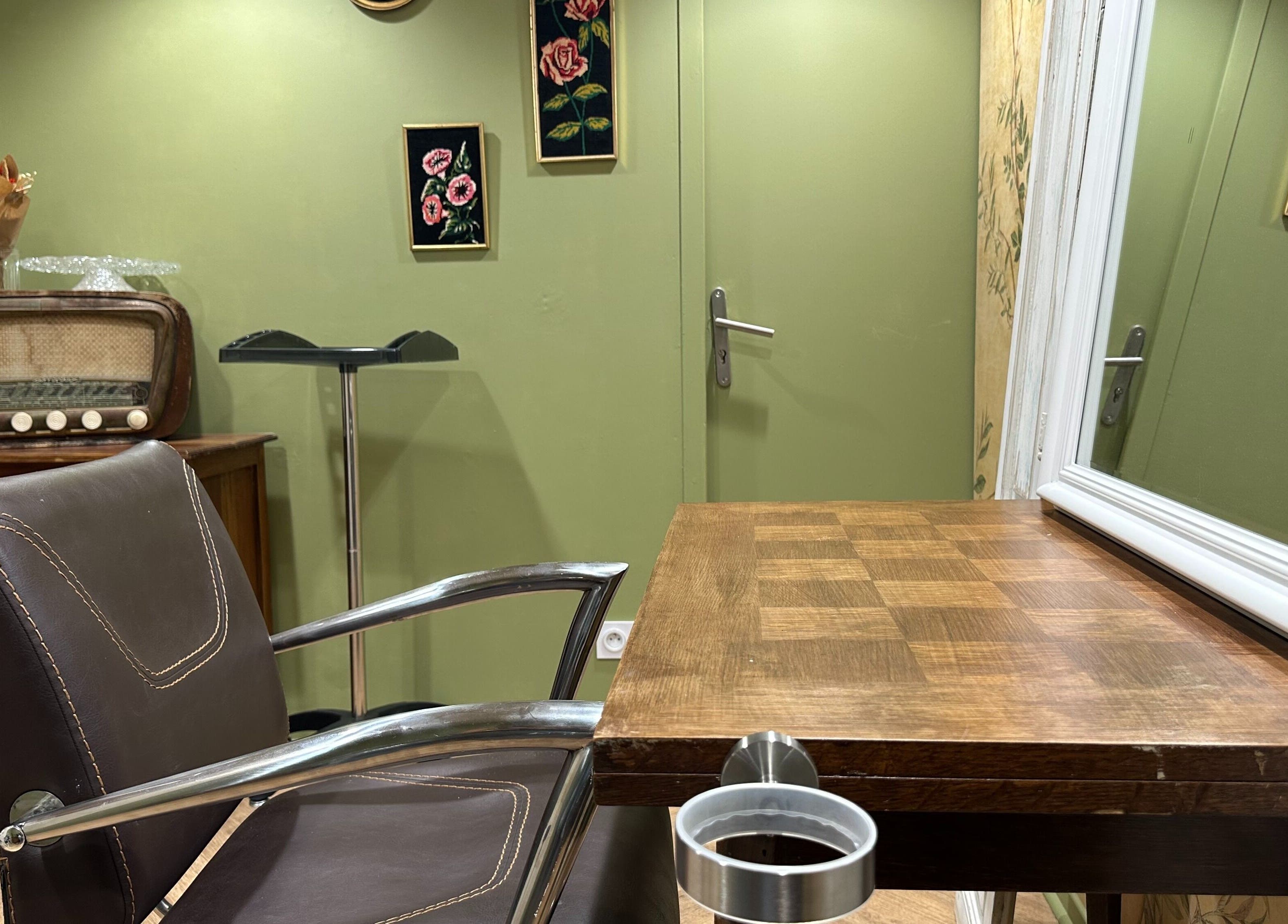 Intérieur chic chez Sarah Pavlovski NANTES, Nantes, Pays De La Loire, FR avec déco rétro et fauteuil élégant.