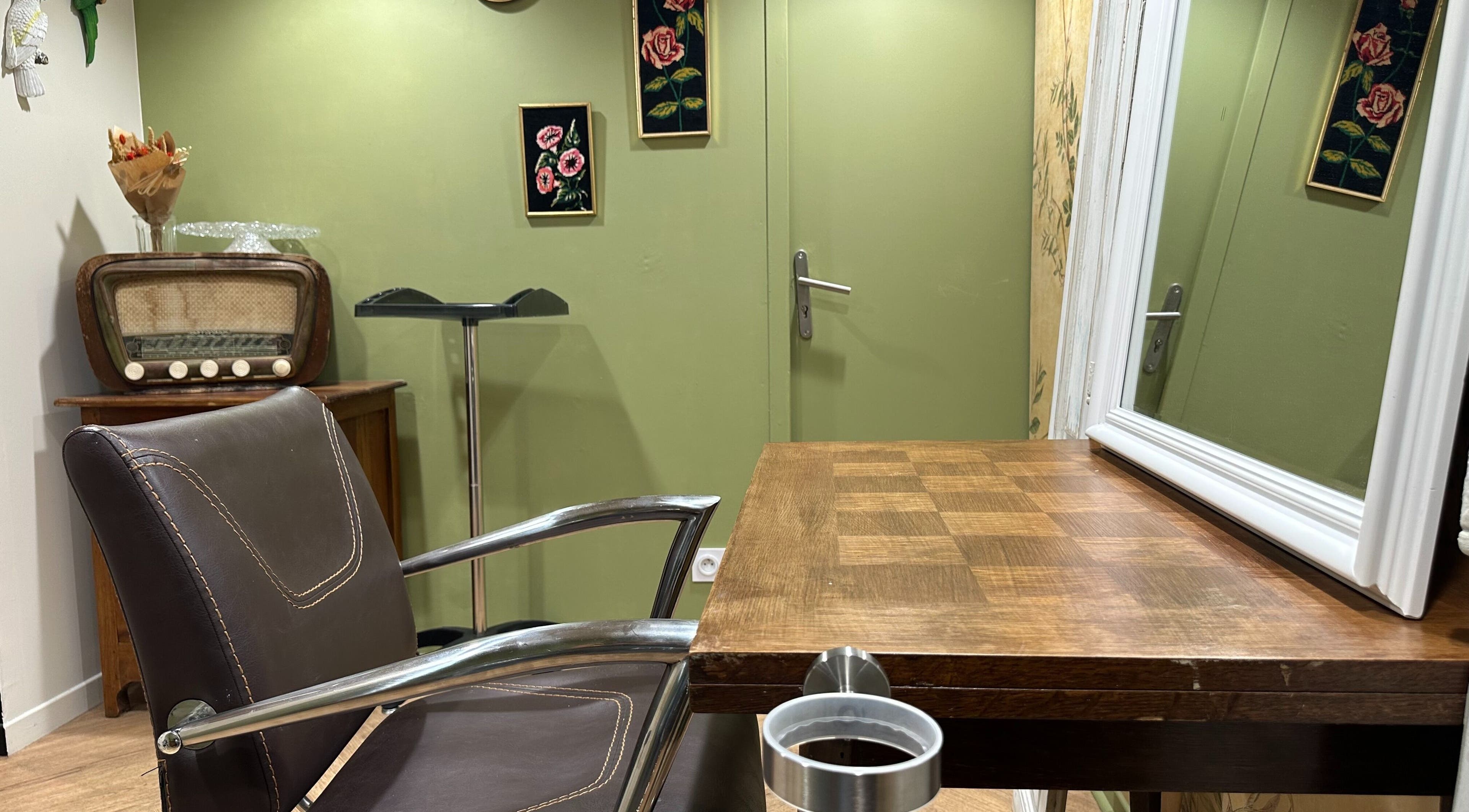 Intérieur chic chez Sarah Pavlovski NANTES, Nantes, Pays De La Loire, FR avec déco rétro et fauteuil élégant.