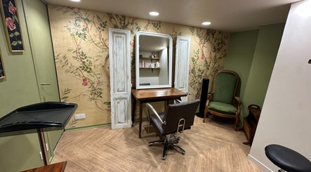 Coin salon élégant chez Sarah Pavlovski NANTES à Nantes, Pays De La Loire, FR, avec décoration florale élégante.