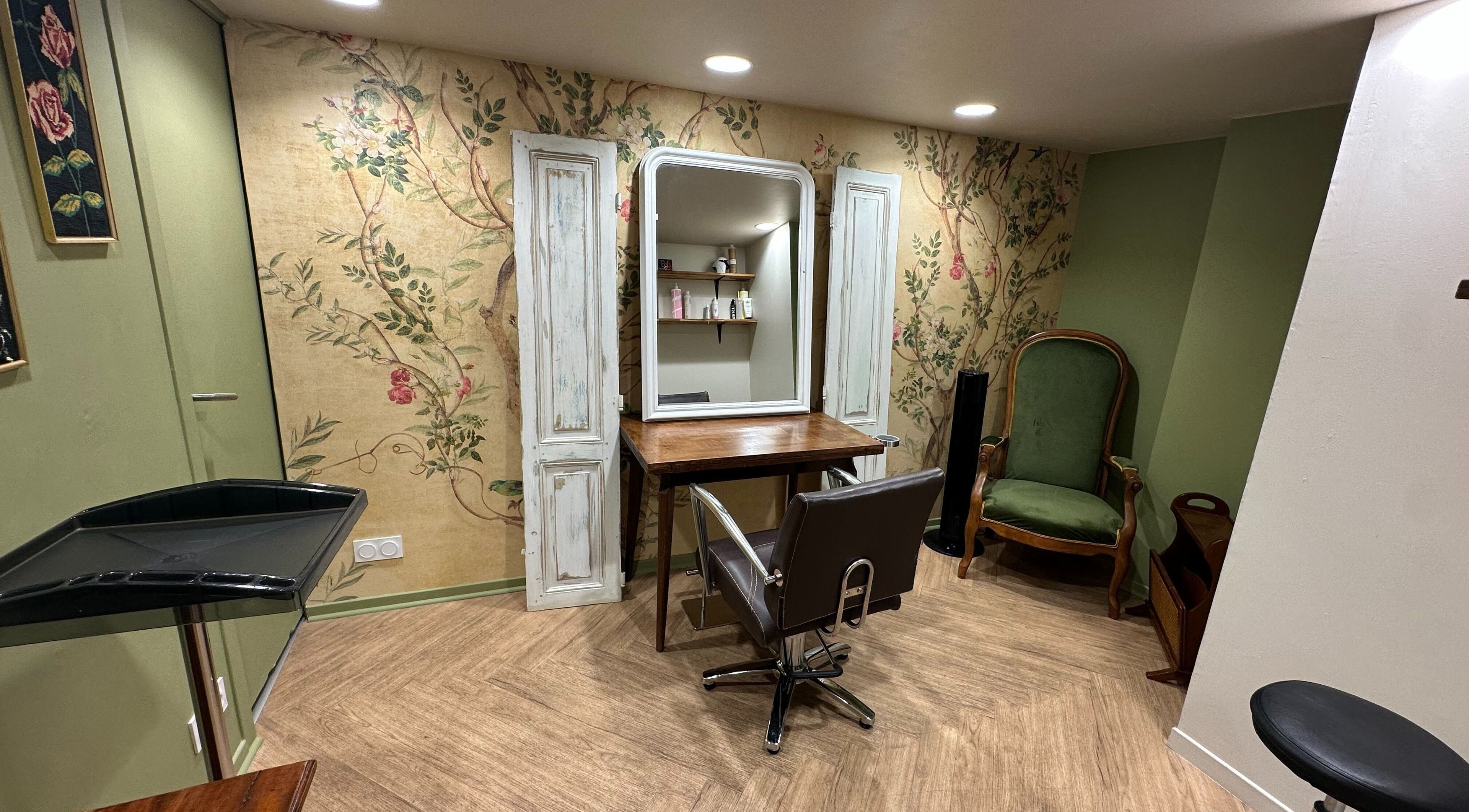 Coin salon élégant chez Sarah Pavlovski NANTES à Nantes, Pays De La Loire, FR, avec décoration florale élégante.