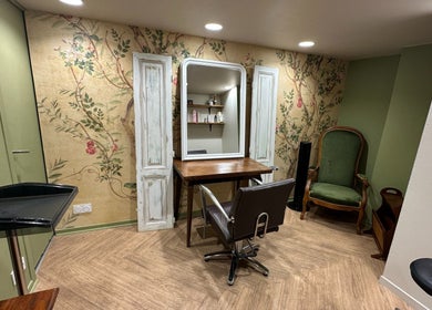 Salon élégant de Sarah Pavlovski NANTES, Nantes, Pays De La Loire, FR avec miroir et fauteuil vintage.