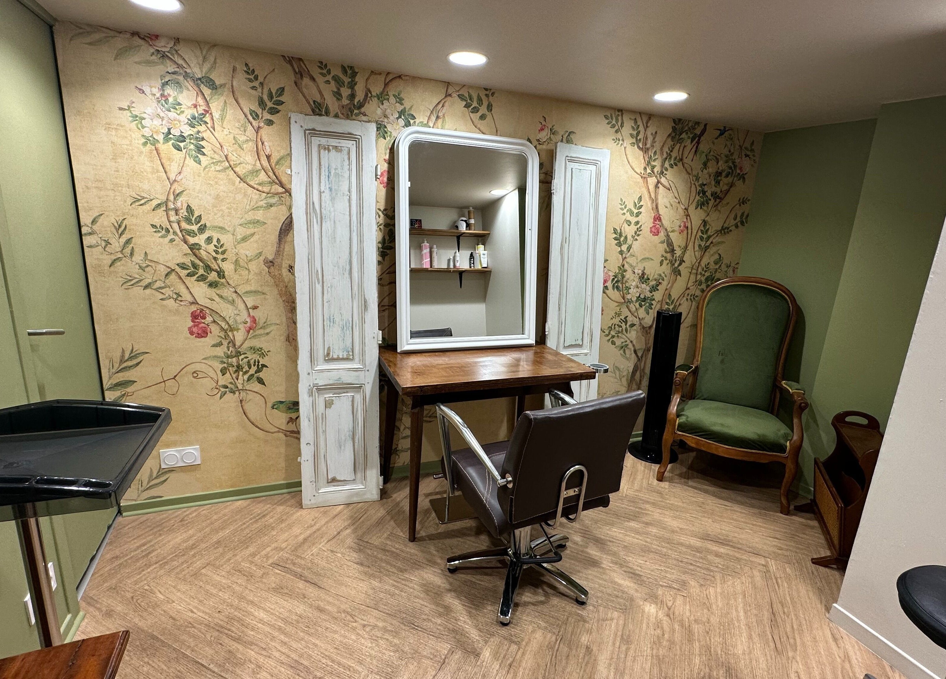 Salon élégant de Sarah Pavlovski NANTES, Nantes, Pays De La Loire, FR avec miroir et fauteuil vintage.