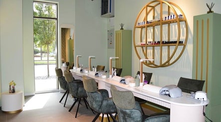 Unutrašnjost Nail Lab – Sara, Belgrade Waterfront u Beogradu, RS s elegantnim manikir stolovima.