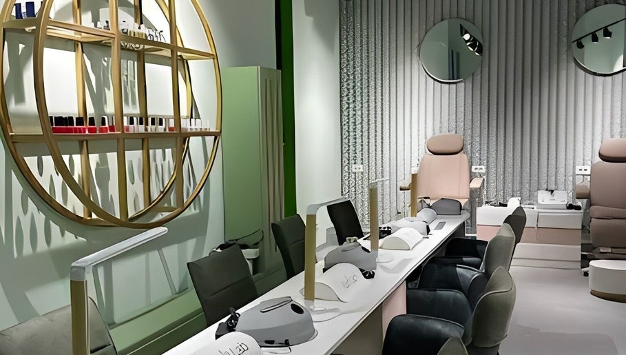 Elegant interijer salona Nail Lab – Sara, Belgrade Waterfront, Beograd, RS s modernim stolicama i dekorom.