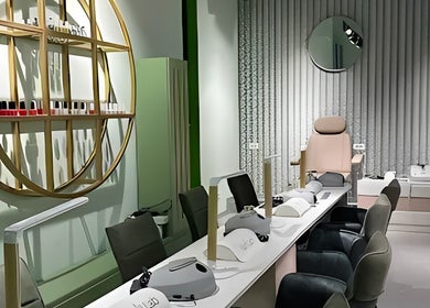 Elegant interijer salona Nail Lab – Sara, Belgrade Waterfront, Beograd, RS s modernim stolicama i dekorom.