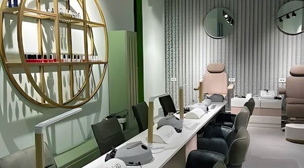 Elegant interijer salona Nail Lab – Sara, Belgrade Waterfront, Beograd, RS s modernim stolicama i dekorom.